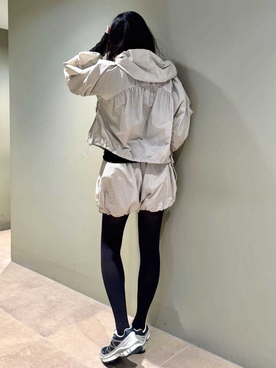 ブルー系のスニーカー、ブルー系のスニーカー、ブルー系のスニーカーを着用したレディースの春コーディネートの4枚目の写真