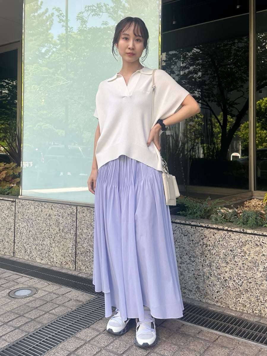 「ホワイト、大人カジュアル、スカート、ニット、骨格ナチュラル」｜「emmiのニットポロトップス（ニット/セーター、ホワイト系）」を使った、emmiさん（レディース・161cm）の春コーディネートの4枚目の写真