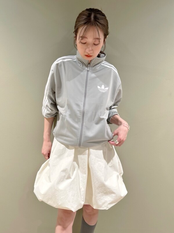 「抗菌防臭、軽量、ホワイト、adidas、大人カジュアル、ワンマイルウェア、ヨガウェア、バッグ、ワンピース、ウォッシャブル、骨格ウェーブ」｜「adidas Originalsの【adidas Originals for emmi】FIREBIRD LOOSE TRACK TOP（ジャージ、グレー系）」を使った、emmiさん（レディース・157cm）の春コーディネートの2枚目の写真