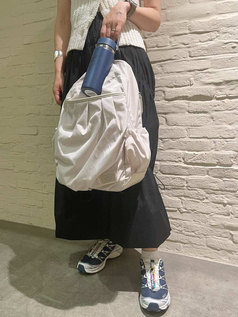 ブルー系のスニーカー、ブルー系のスニーカー、ブルー系のスニーカーを着用したレディースの夏コーディネートの6枚目の写真