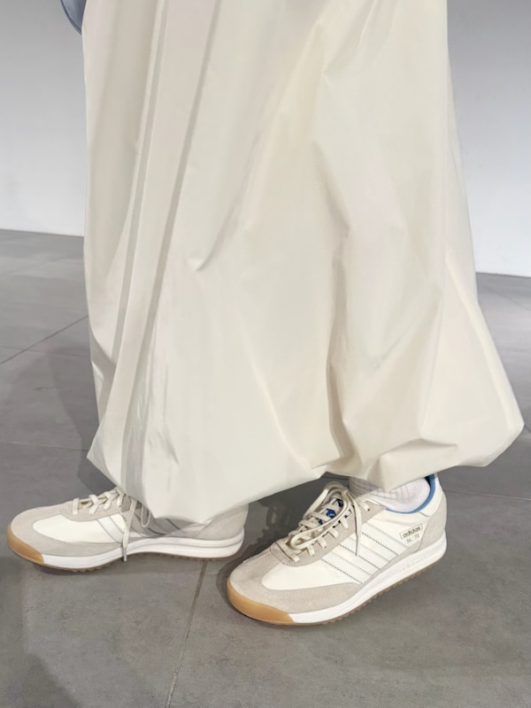 「ベージュ、ホワイト、adidas、セットアップ、大人カジュアル、バッグ、ワンピース、防シワ、ウォッシャブル、20~24℃コーデ、ブルゾン」|「emmiのギャザーフォルムブルゾン(ナイロンジャケット、ホワイト系)」を使った、emmiさん(レディース・161cm)の春コーディネートの9枚目の写真