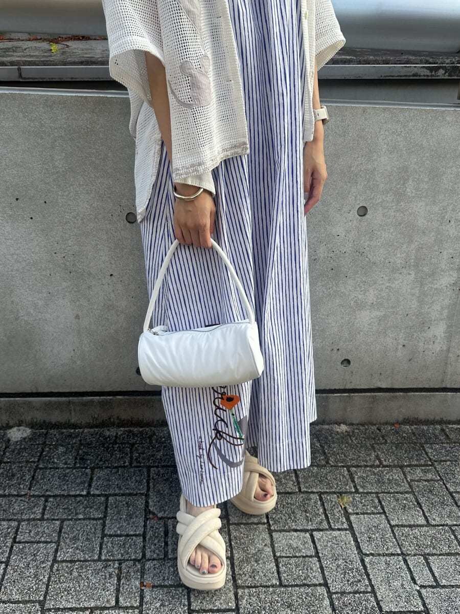 「サンダル、AIR MAX、ベージュ、ホワイト、NIKE、バッグ、ワンピース、シャツ」|「emmiの【emmi×Leo Lionni】 メッシュシャツ(シャツ/ブラウス、ホワイト系)」を使った、emmiさん(レディース・161cm)の夏コーディネートの8枚目の写真
