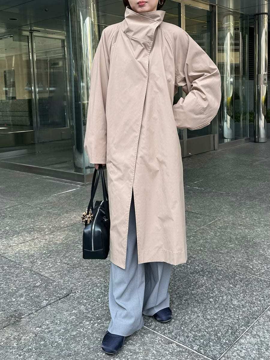 ブルー系のスニーカー、ブルー系のスニーカー、ブルー系のスニーカーを着用したレディースの冬コーディネートの4枚目の写真