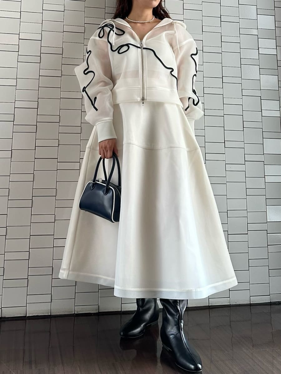 ホワイト系のブルゾン、ホワイト系のTシャツ/カットソー、ホワイト系のスカートを着用したレディースの夏コーディネートの4枚目の写真