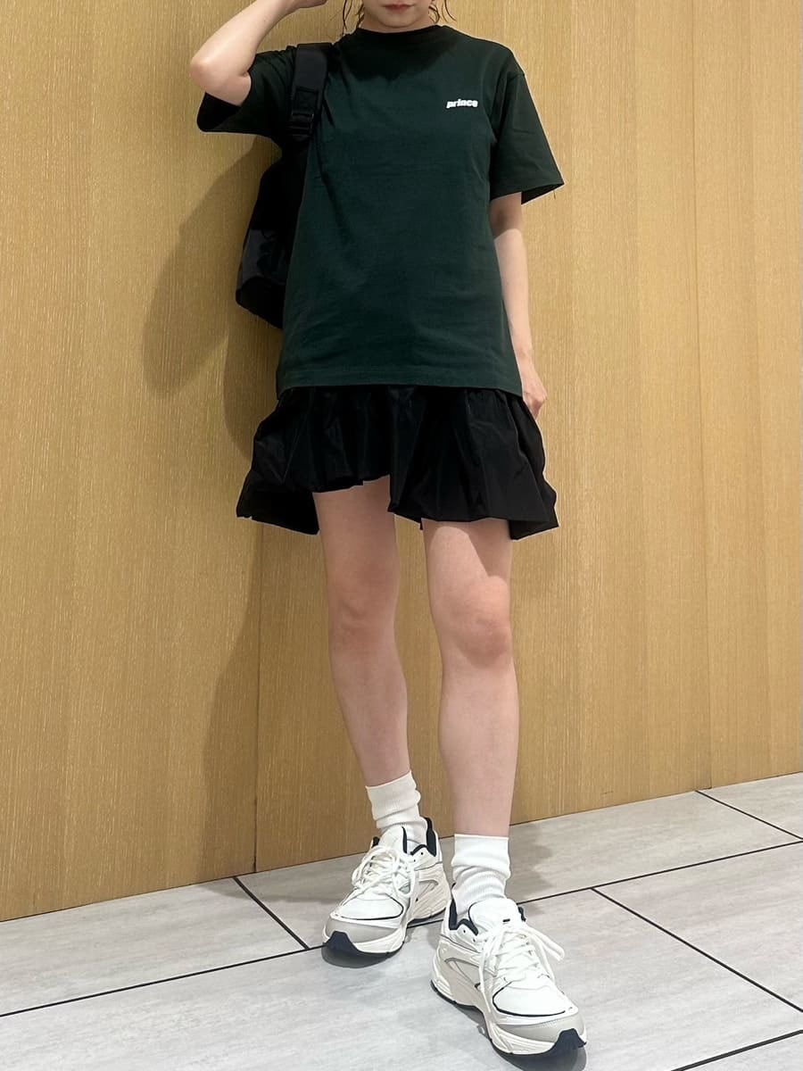 「大人カジュアル、ワンマイルウェア、骨格ナチュラル」｜「emmiの【prince|emmi】グラフィックTシャツ（Tシャツ/カットソー、グリーン系）」を使った、emmiさん（レディース・157cm）の夏コーディネートの2枚目の写真