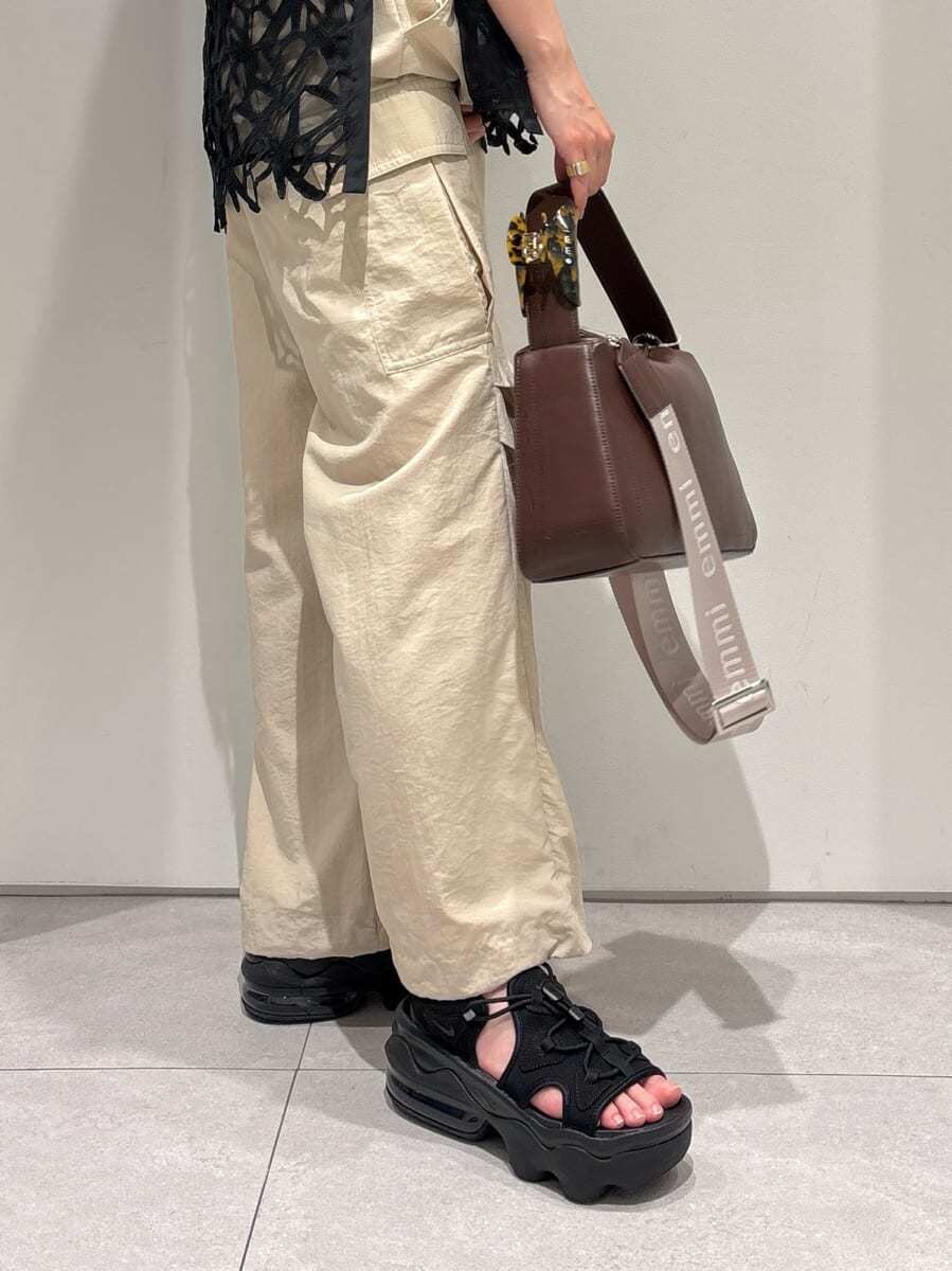 「AIR MAX、ベージュ、ブラック、NIKE、バッグ、パンツ、接触冷感、2Way、撥水加工、ウォッシャブル、骨格ナチュラル」｜「emmiのカットレースパイピングジレ（Tシャツ/カットソー、ブラック系）」を使った、emmiさん（レディース・154cm）の春コーディネートの4枚目の写真