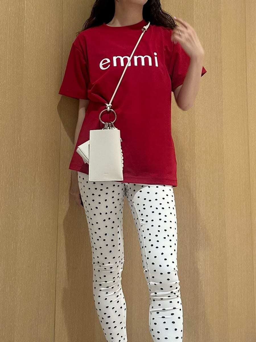 「大人カジュアル、ワンマイルウェア、ヨガウェア、NIKE、骨格ナチュラル」｜「emmiの【10th】【ONLINE限定カラー】eco emmiロゴTシャツ（Tシャツ/カットソー、レッド系）」を使った、emmiさん（レディース・157cm）の春コーディネートの3枚目の写真