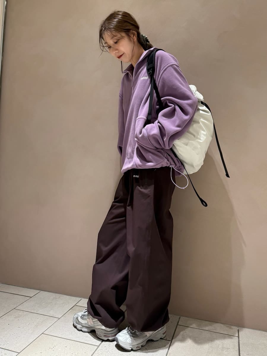 パープル系のスウェット、ブラウン系のその他パンツ、ベージュ系のバックパック/リュックを着用したレディースの秋コーディネートの8枚目の写真