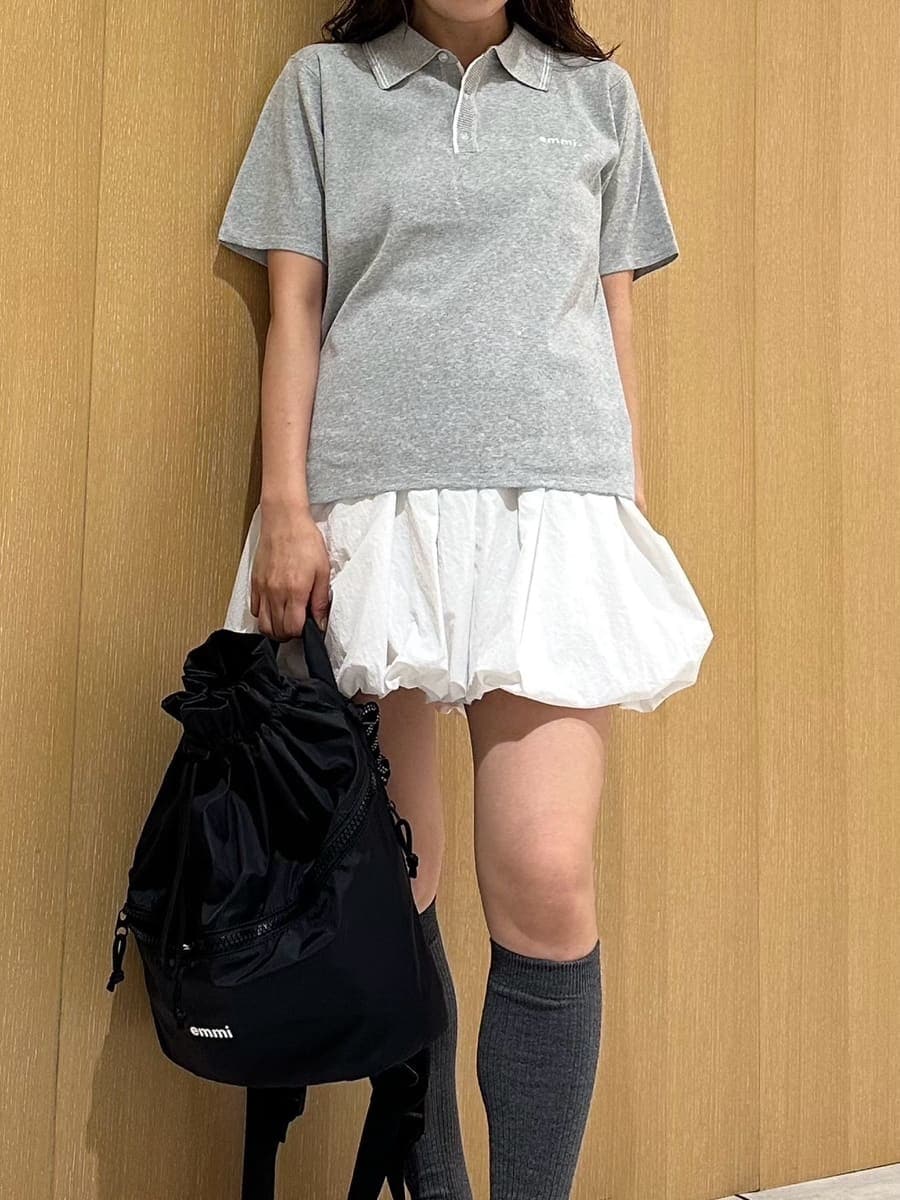 「大人カジュアル、SALOMON、骨格ナチュラル」|「emmiのemmiロゴニットポロトップス(ポロシャツ、グレー系)」を使った、emmiさん(レディース・157cm)の夏コーディネートの2枚目の写真
