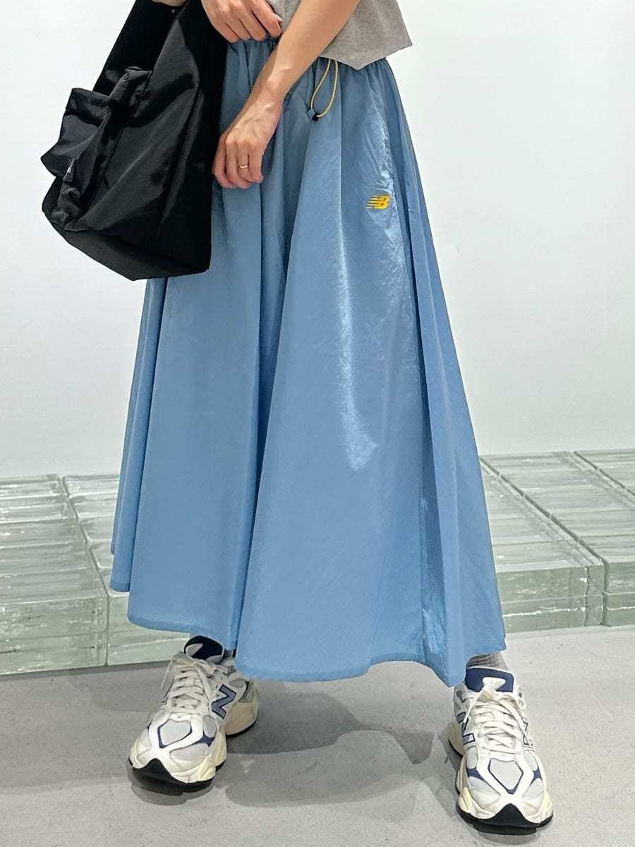 「New Balance、シアー、大人カジュアル、バッグ、スカート、ニット」|「emmiのemmiロゴニットポロトップス(ポロシャツ、グレー系)」を使った、emmiさん(レディース・161cm)の夏コーディネートの8枚目の写真
