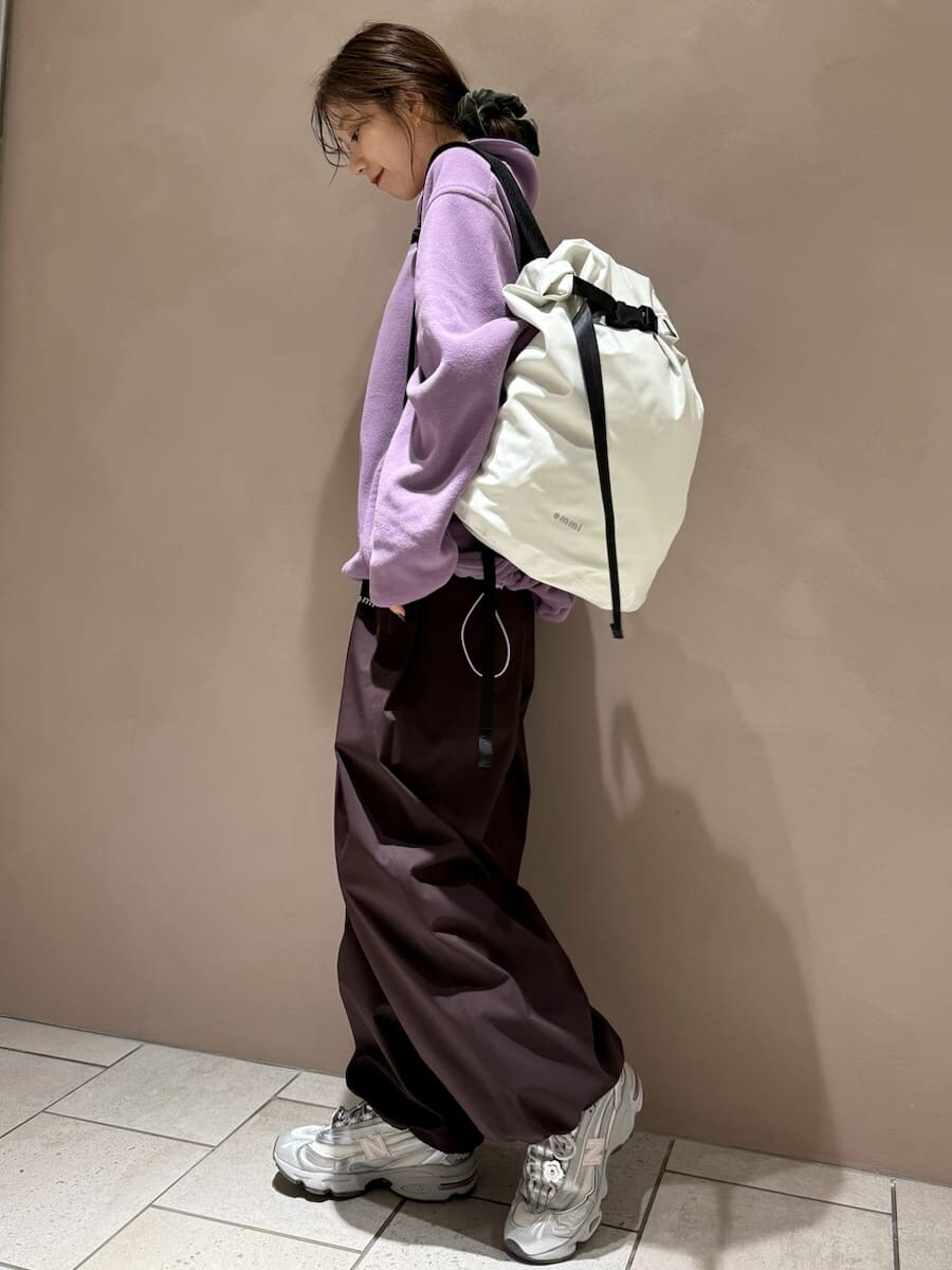 パープル系のスウェット、ブラウン系のその他パンツ、ベージュ系のバックパック/リュックを着用したレディースの秋コーディネートの7枚目の写真