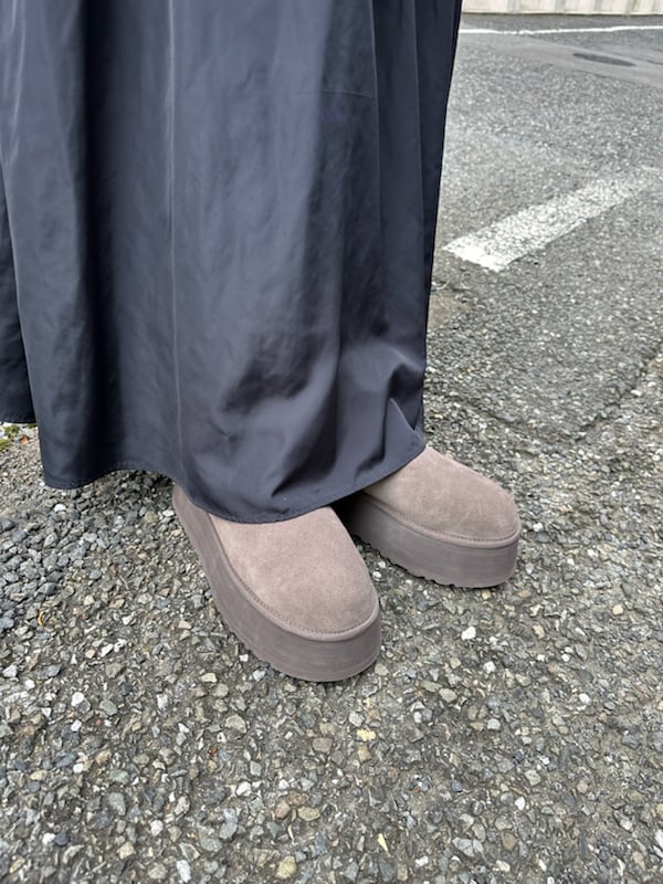 「ブラック、セットアップ、UGG、大人カジュアル、バッグ、スカート、骨格ウェーブ」｜「emmiの【NEW YEAR’S SPECIAL ITEM】ラグラントップス×ボリュームスカートセット（ワンピース、ブルー系）」を使った、emmiさん（レディース・160cm）の冬コーディネートの6枚目の写真