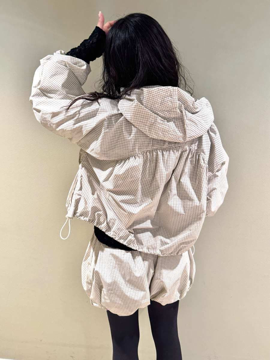 ブルー系のスニーカー、ブルー系のスニーカー、ブルー系のスニーカーを着用したレディースの春コーディネートの5枚目の写真