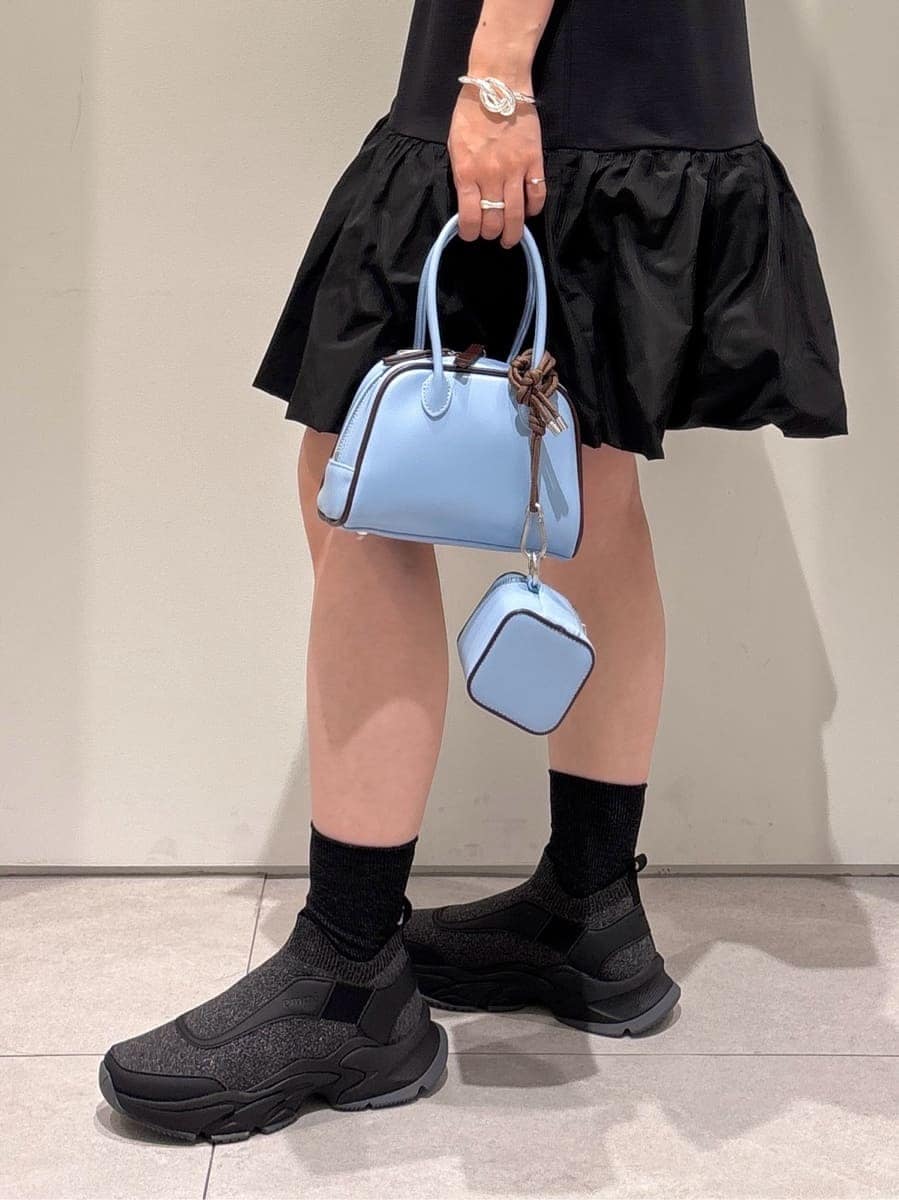 ブラック系のワンピース、ブルー系のボストンバッグ、ブルー系のショルダーバッグを着用したレディースの夏コーディネートの5枚目の写真