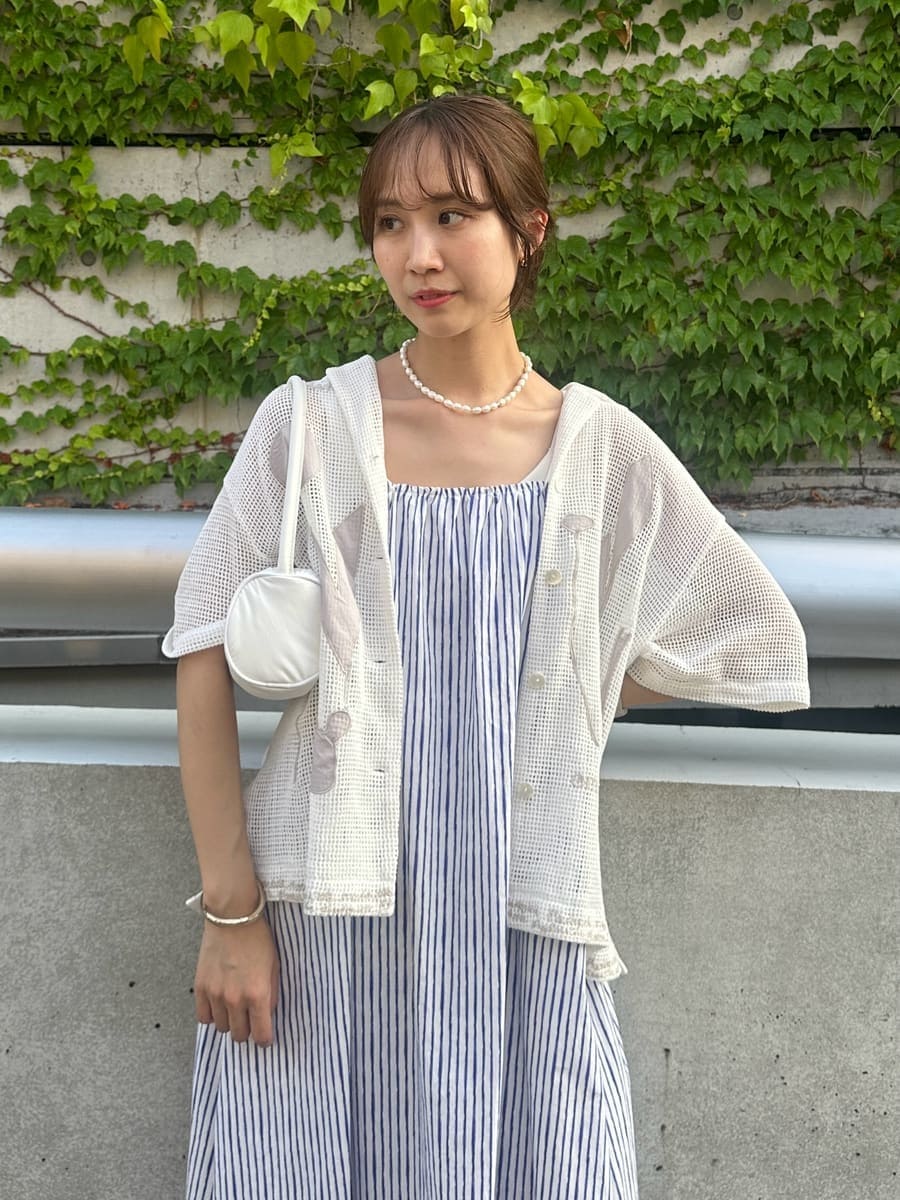 「サンダル、AIR MAX、ベージュ、ホワイト、NIKE、バッグ、ワンピース、シャツ」|「emmiの【emmi×Leo Lionni】 メッシュシャツ(シャツ/ブラウス、ホワイト系)」を使った、emmiさん(レディース・161cm)の夏コーディネートの6枚目の写真