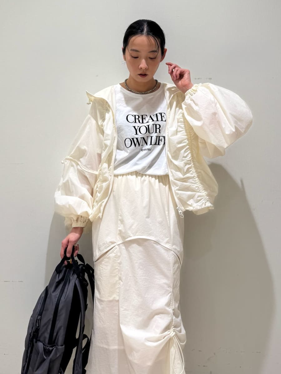 「ホワイト、セットアップ、シアー、大人カジュアル、バッグ、リュック、Tシャツ、スカート、ウォッシャブル、SALOMON、骨格ナチュラル、ブルゾン」|「emmiの【ONLINE限定カラー】ギャザーナイロンブルゾン(ナイロンジャケット、ホワイト系)」を使った、emmiさん(レディース・165cm)の春コーディネートの5枚目の写真