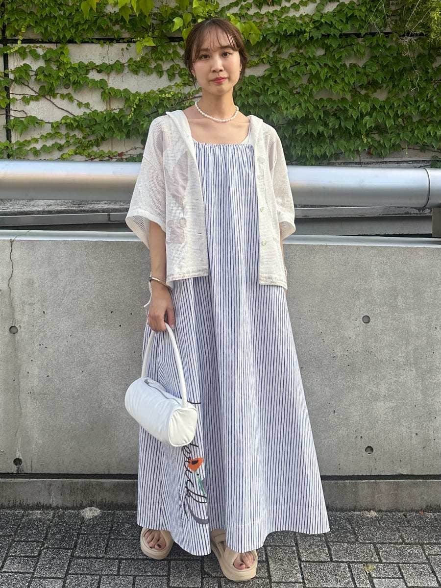 「サンダル、AIR MAX、ベージュ、ホワイト、NIKE、バッグ、ワンピース、シャツ」|「emmiの【emmi×Leo Lionni】 メッシュシャツ(シャツ/ブラウス、ホワイト系)」を使った、emmiさん(レディース・161cm)の夏コーディネートの4枚目の写真