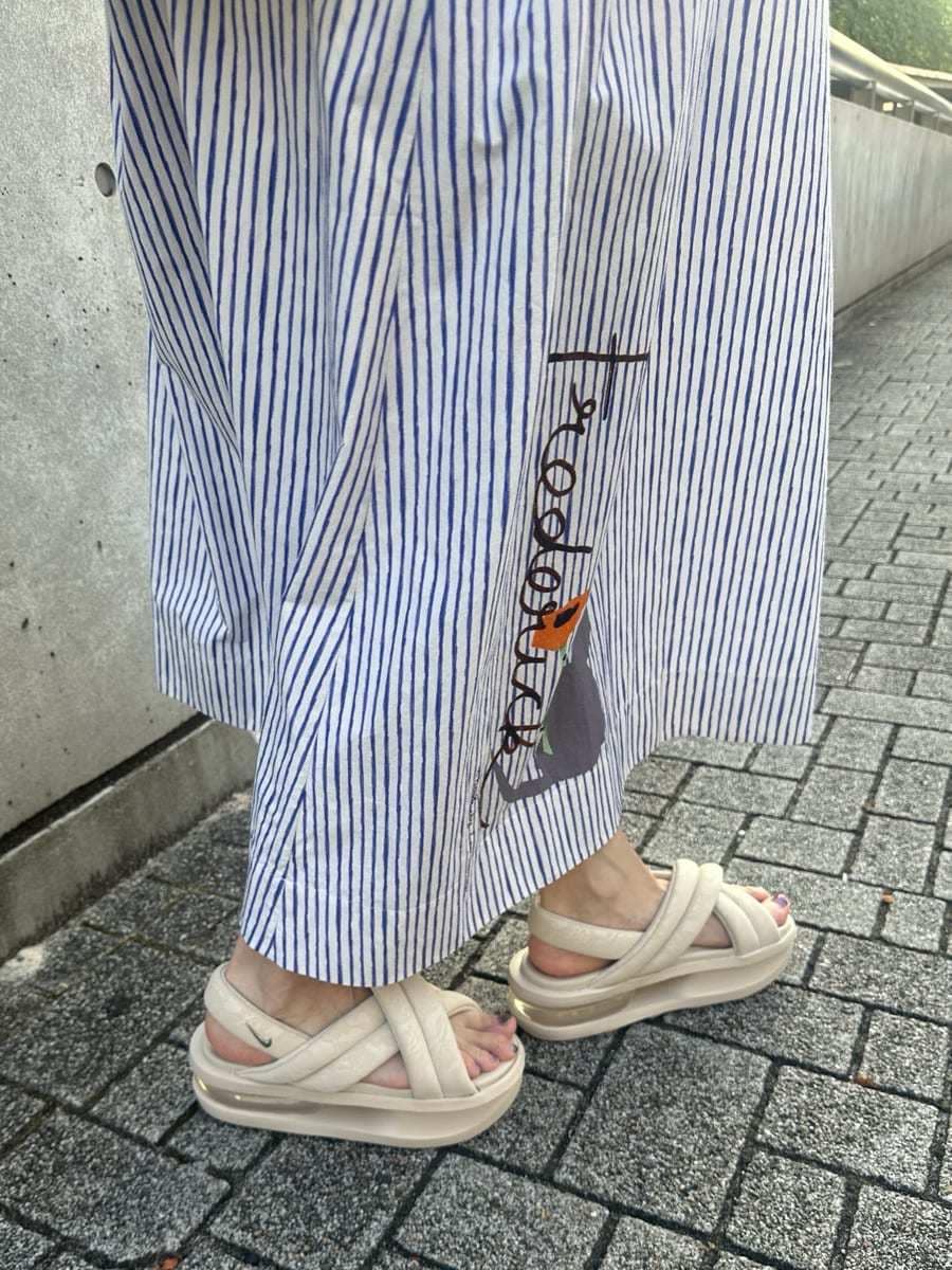 「サンダル、AIR MAX、ベージュ、ホワイト、NIKE、バッグ、ワンピース、シャツ」|「emmiの【emmi×Leo Lionni】 メッシュシャツ(シャツ/ブラウス、ホワイト系)」を使った、emmiさん(レディース・161cm)の夏コーディネートの10枚目の写真