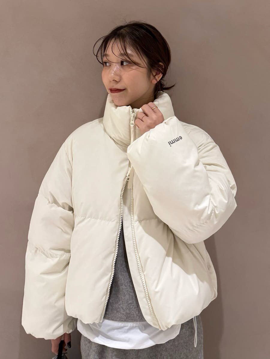 グレー系のワンピース、ホワイト系のダウンジャケット/コート、グレー系のバックパック/リュックを着用したレディースの秋コーディネートの4枚目の写真