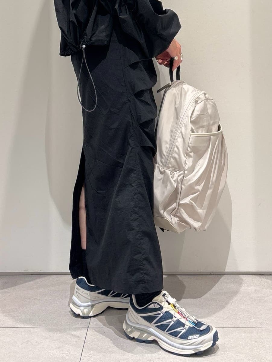 ブルー系のスニーカー、ブルー系のスニーカー、ブルー系のスニーカーを着用したレディースの春コーディネートの6枚目の写真