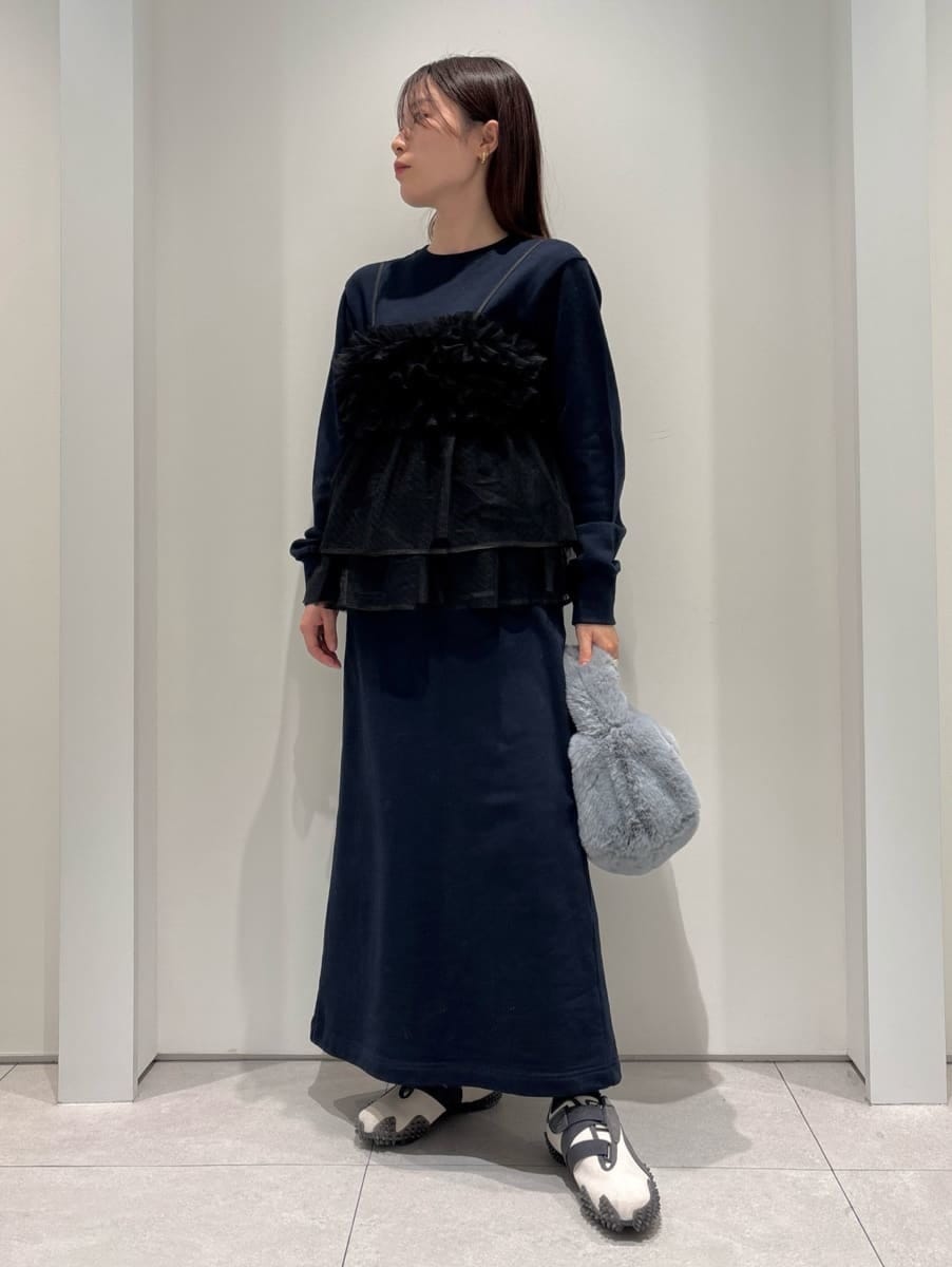 ブルー系のダッフルコート、ブルー系のワンピース、ブルー系のハンドバッグを着用したレディースの冬コーディネートの7枚目の写真