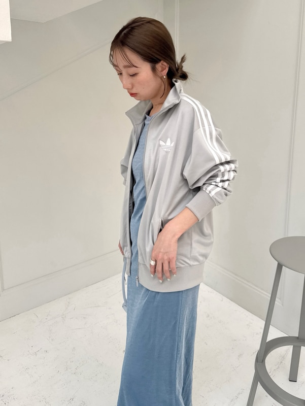 「adidas、大人カジュアル、ワンマイルウェア、ヨガウェア、バッグ、ワンピース、ウォッシャブル、骨格ウェーブ」|「adidas Originalsの【adidas Originals for emmi】FIREBIRD LOOSE TRACK TOP(ジャージ、グレー系)」を使った、emmiさん(レディース・157cm)の春コーディネートの7枚目の写真
