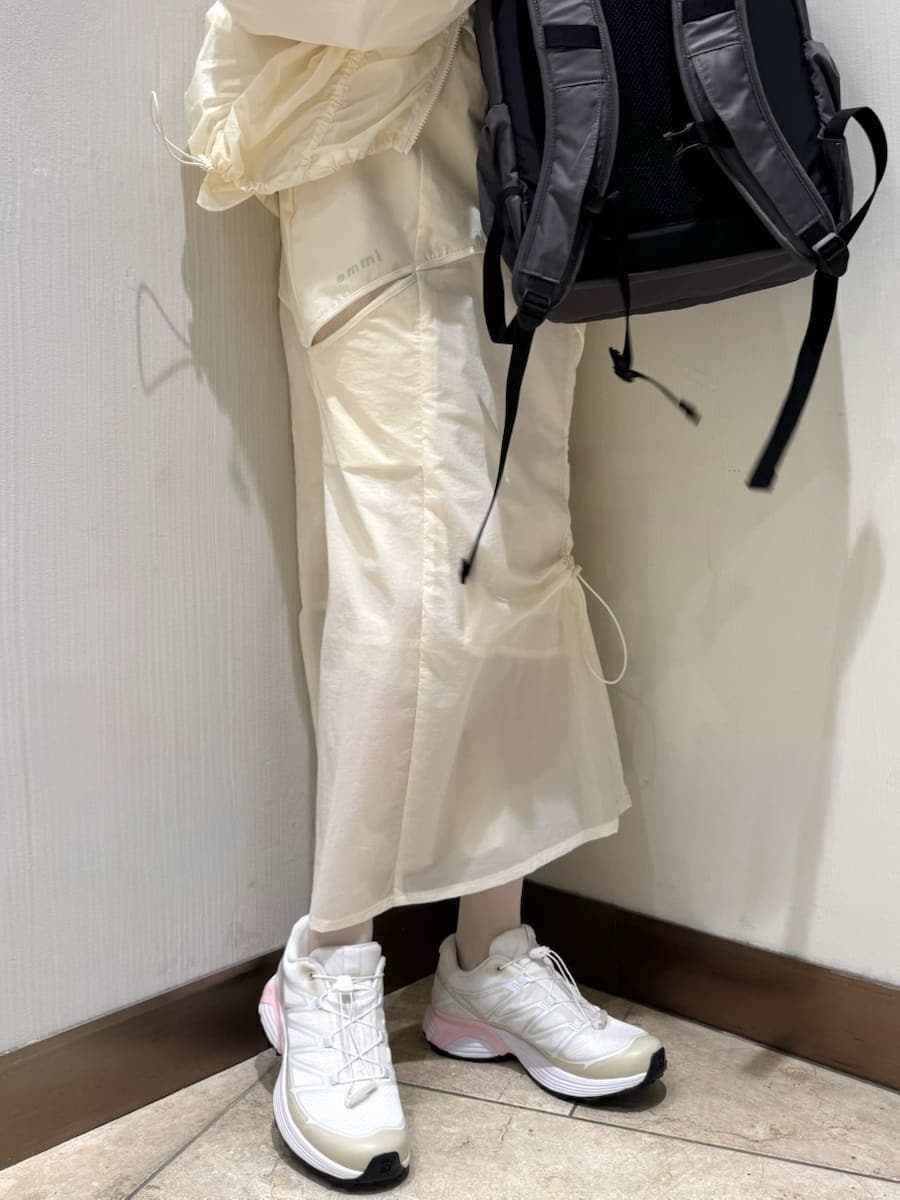 「ホワイト、セットアップ、シアー、大人カジュアル、バッグ、リュック、Tシャツ、スカート、ウォッシャブル、SALOMON、骨格ナチュラル、ブルゾン」|「emmiの【ONLINE限定カラー】ギャザーナイロンブルゾン(ナイロンジャケット、ホワイト系)」を使った、emmiさん(レディース・165cm)の春コーディネートの7枚目の写真