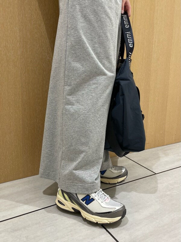 「軽量、New Balance、セットアップ、SETアイテム、大人カジュアル、ワンマイルウェア、バッグ、アウター、パンツ、ストレッチ、2Way、撥水加工、ウォッシャブル、ブルゾン」|「emmiのパーカー×ベアオールインワンセット(つなぎ/オールインワン、グレー系)」を使った、emmiさん(レディース・169cm)の春コーディネートの4枚目の写真