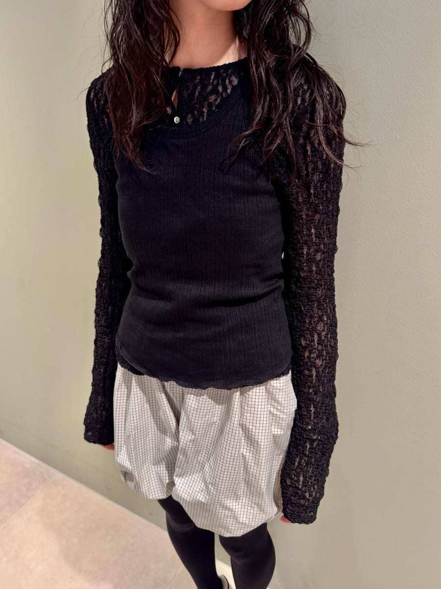 ブルー系のスニーカー、ブルー系のスニーカー、ブルー系のスニーカーを着用したレディースの春コーディネートの8枚目の写真