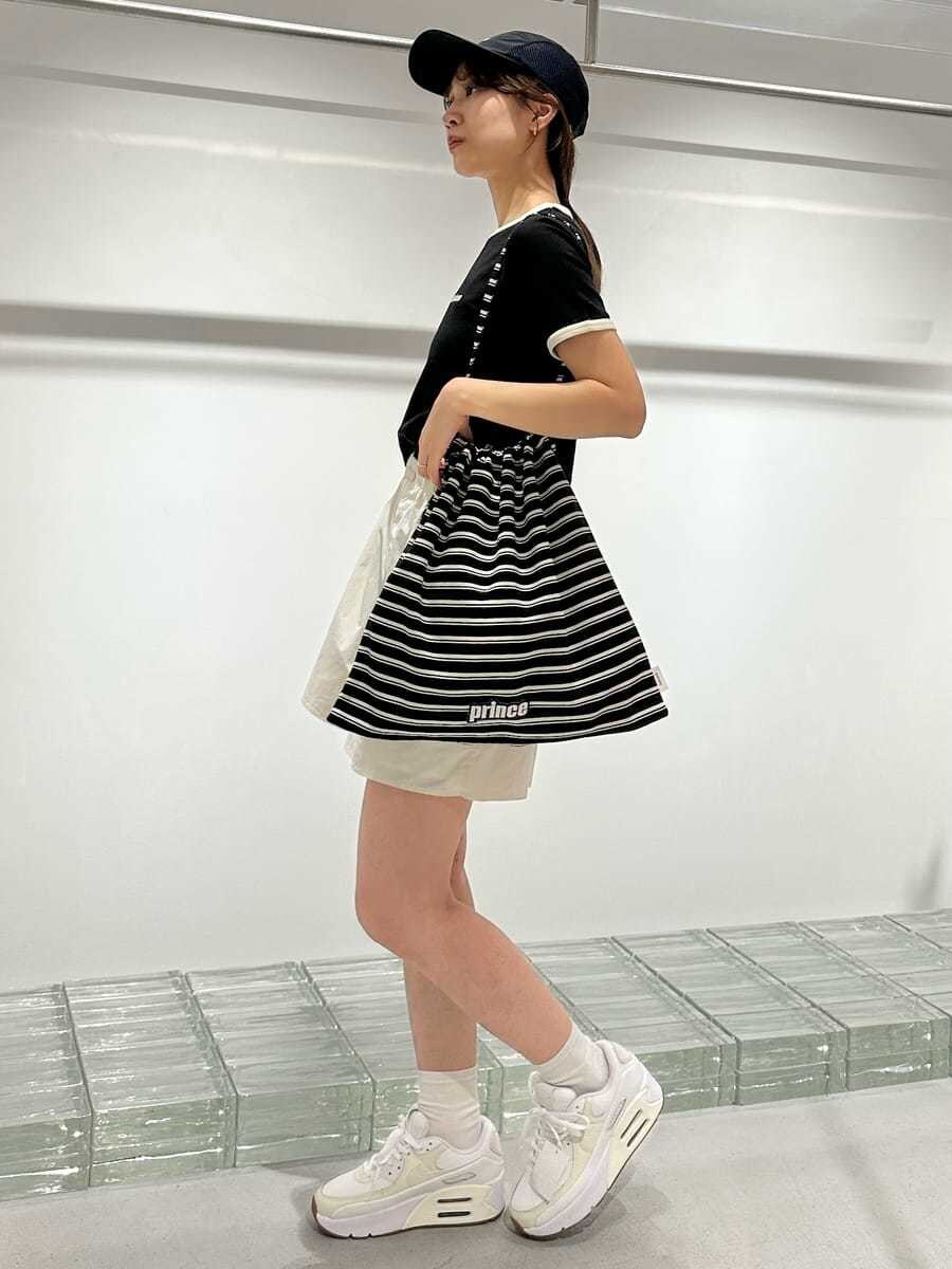 「AIR MAX、ブラック、NIKE、バッグ、Tシャツ、カットソー、パンツ、ウォッシャブル」｜「emmiの【prince|emmi】コンパクトリンガーTシャツ（Tシャツ/カットソー、ブラック系）」を使った、emmiさん（レディース・161cm）の夏コーディネートの4枚目の写真