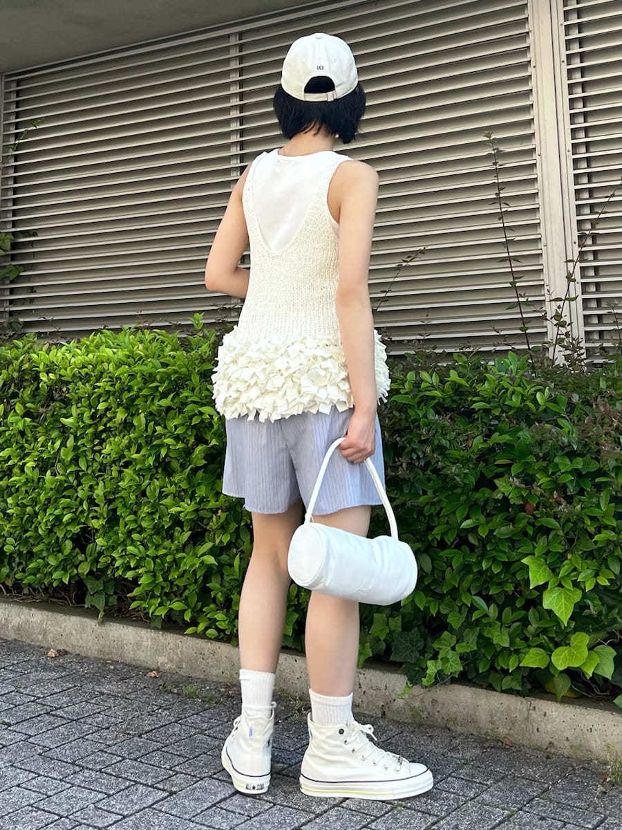 「ホワイト、大人カジュアル、ワンマイルウェア、バッグ、パンツ、ボーダー、骨格ナチュラル、CONVERSE」｜「emmiのリボンディティールトップス（ニット/セーター、ホワイト系）」を使った、emmiさん（メンズ・155cm）の夏コーディネートの3枚目の写真