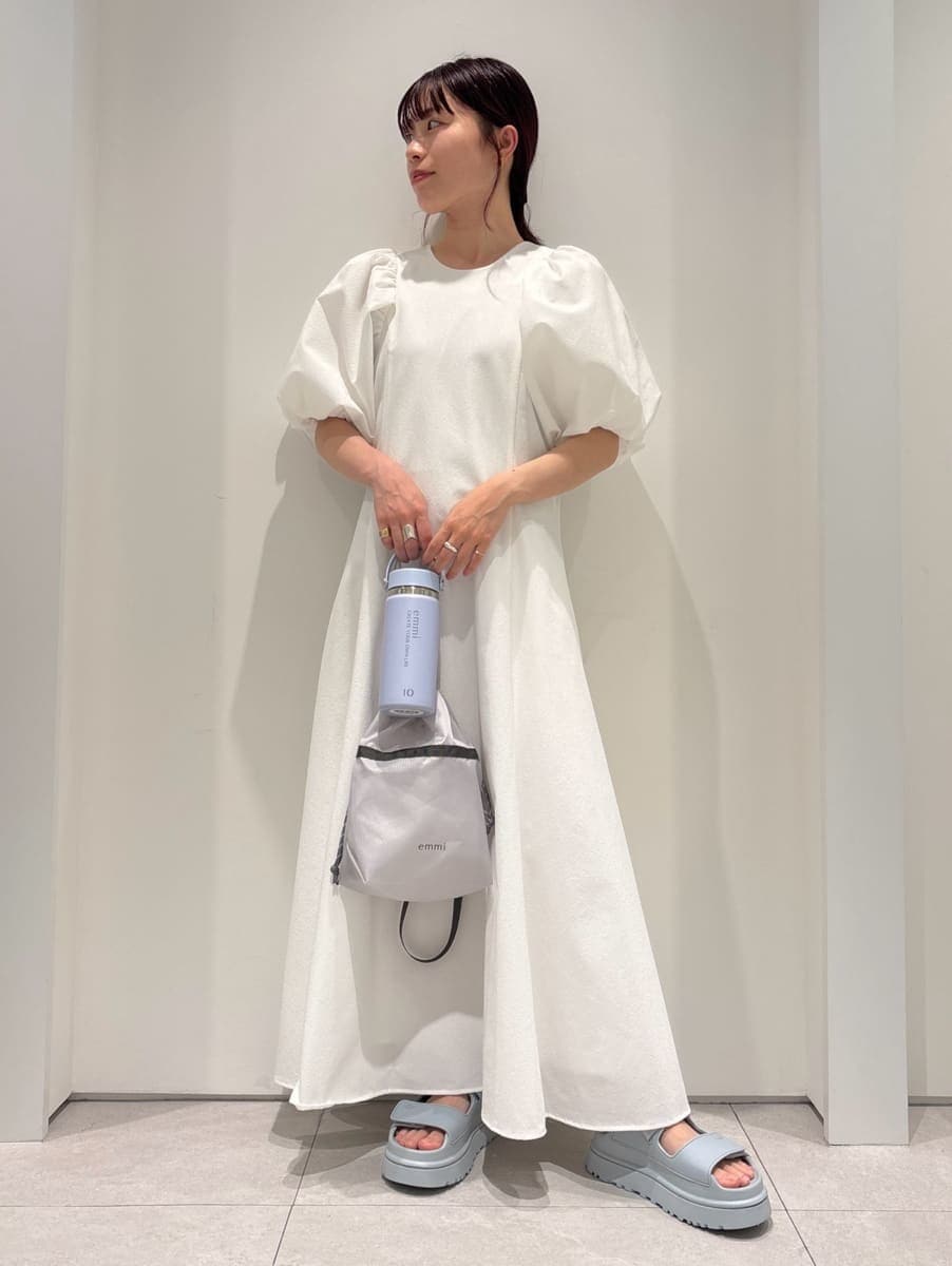 「サンダル、ホワイト、UGG、ワンピース、ウォッシャブル、25～29℃コーデ、骨格ナチュラル」｜「emmiのパフスリーブサッカーワンピース（ワンピース、ホワイト系）」を使った、emmiさん（レディース・154cm）の春コーディネートの4枚目の写真