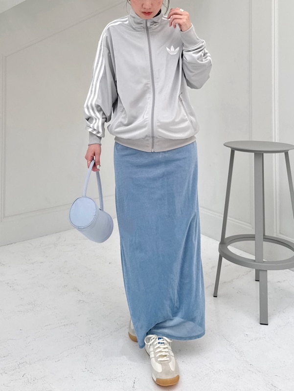 「adidas、大人カジュアル、ワンマイルウェア、ヨガウェア、バッグ、ワンピース、ウォッシャブル、骨格ウェーブ」|「adidas Originalsの【adidas Originals for emmi】FIREBIRD LOOSE TRACK TOP(ジャージ、グレー系)」を使った、emmiさん(レディース・157cm)の春コーディネートの8枚目の写真