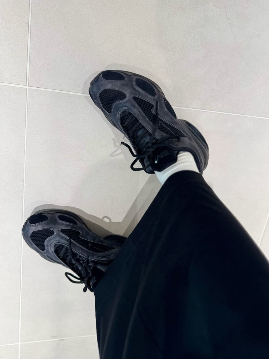 「AIR MAX、ブラック、大人カジュアル、ワンマイルウェア、NIKE、バッグ、リュック、ワンピース、接触冷感、ストレッチ、UVカット、ウォッシャブル、骨格ナチュラル」|「emmiのジャージジャンパースカート(スカート、ブラック系)」を使った、emmiさん(レディース・165cm)の秋コーディネートの7枚目の写真