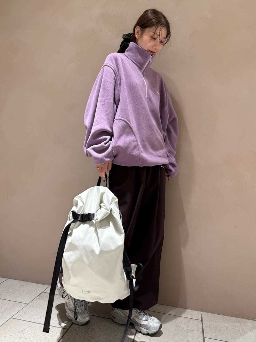 パープル系のスウェット、ブラウン系のその他パンツ、ベージュ系のバックパック/リュックを着用したレディースの秋コーディネートの2枚目の写真