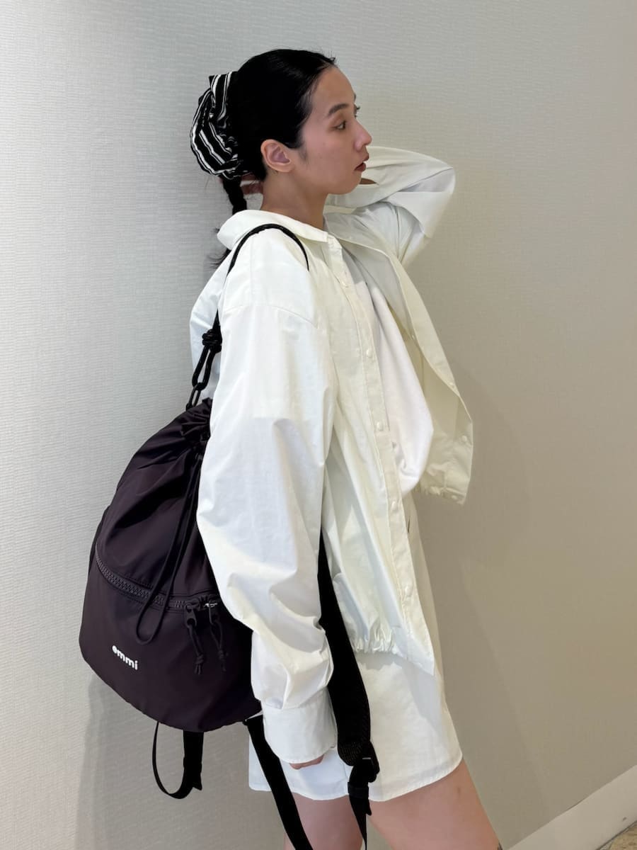 「ホワイト、セットアップ、大人カジュアル、ワンマイルウェア、バッグ、Tシャツ、シャツ、撥水加工、ウォッシャブル、asics、ボーダー、骨格ナチュラル」｜「emmiの【ONLINE限定カラー】【prince|emmi】ナイロンドロストシャツ（ルームウェア/パジャマ、ホワイト系）」を使った、emmiさん（レディース・165cm）の夏コーディネートの6枚目の写真