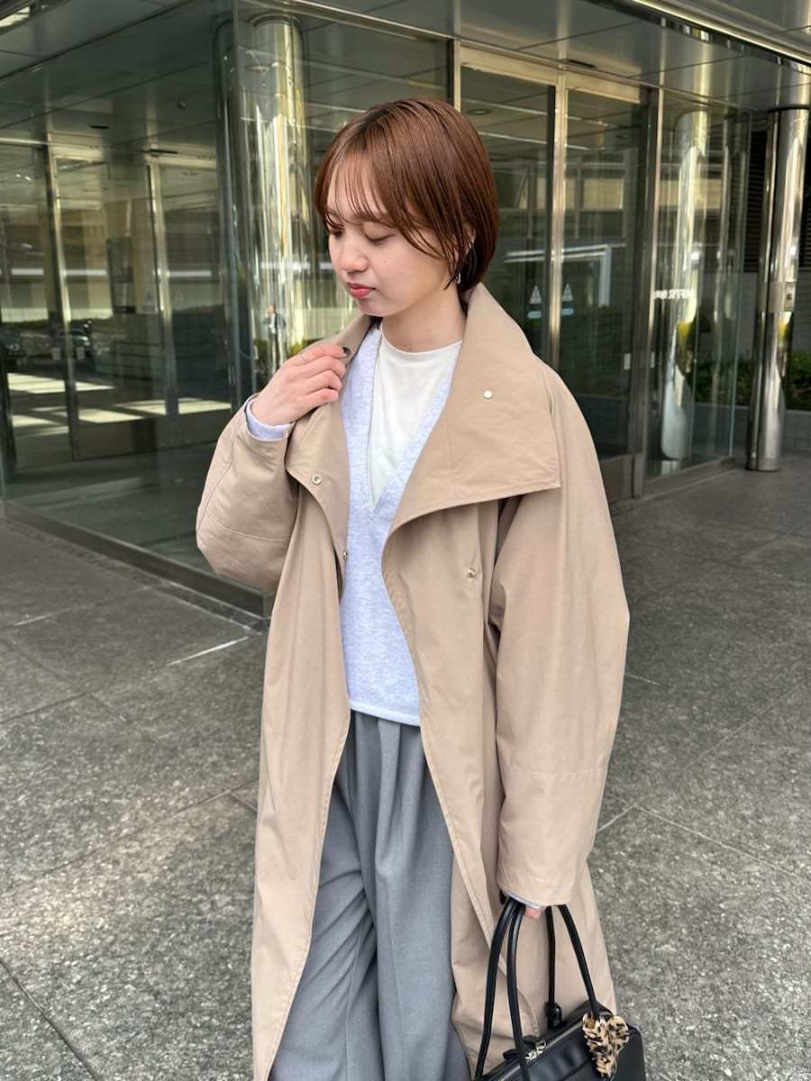 ブルー系のスニーカー、ブルー系のスニーカー、ブルー系のスニーカーを着用したレディースの冬コーディネートの3枚目の写真