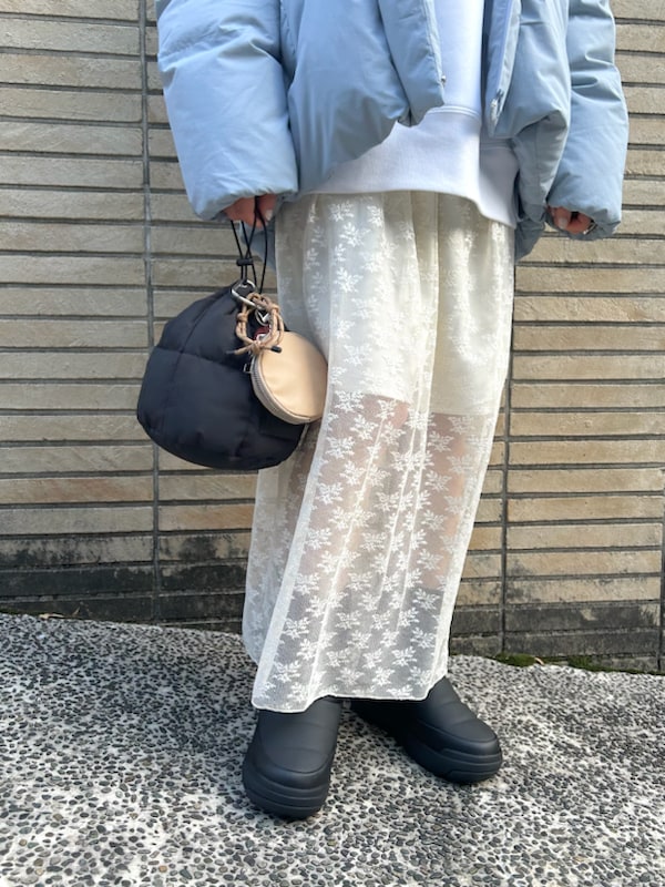 「ホワイト、シアー、大人カジュアル、バッグ、アウター、スカート、3Way」｜「emmiのサステナブルマルチウェイダウン（ダウンジャケット/コート、ブルー系）」を使った、emmiさん（メンズ・155cm）の冬コーディネートの6枚目の写真