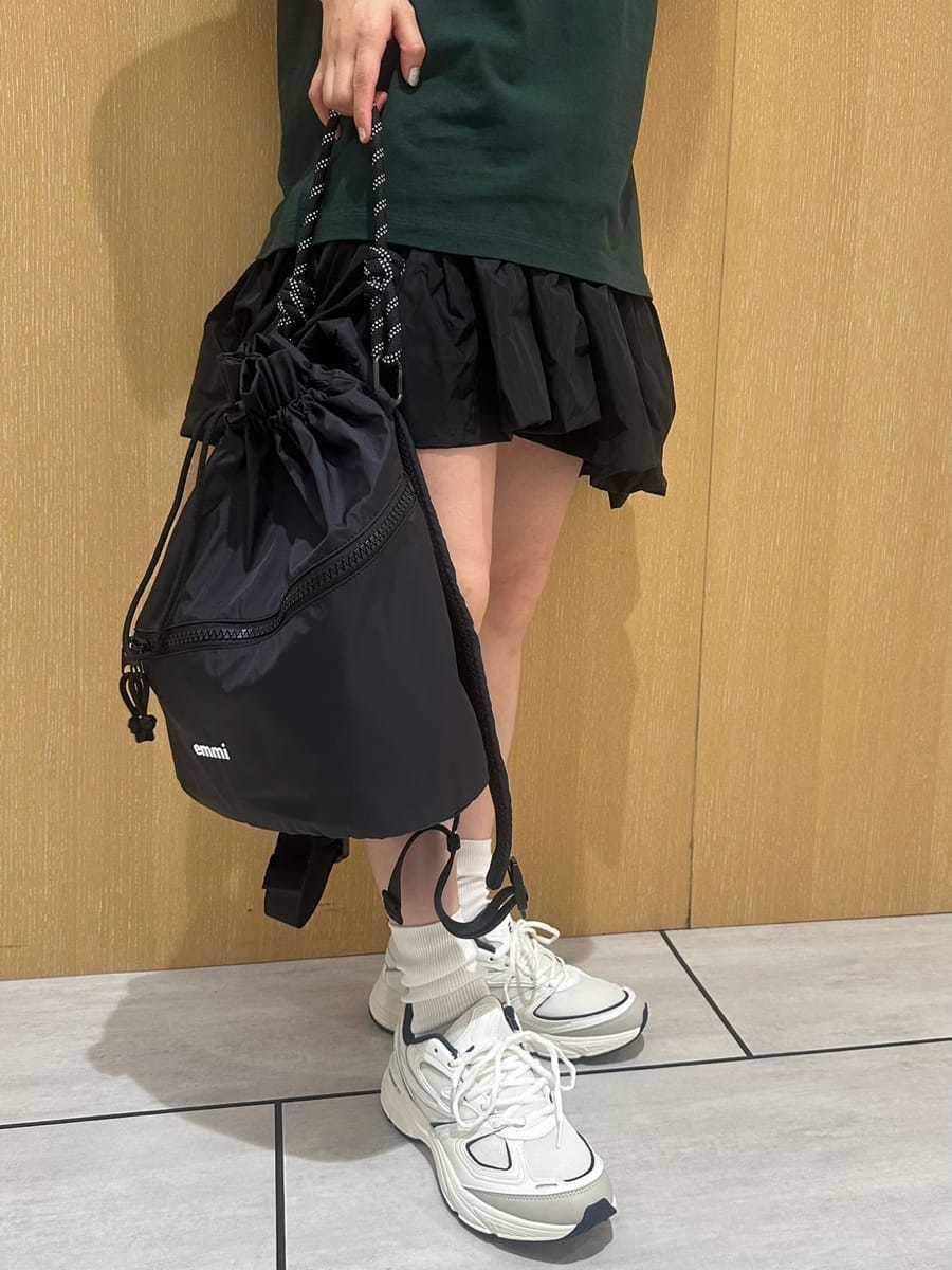 「大人カジュアル、ワンマイルウェア、骨格ナチュラル」｜「emmiの【prince|emmi】グラフィックTシャツ（Tシャツ/カットソー、グリーン系）」を使った、emmiさん（レディース・157cm）の夏コーディネートの5枚目の写真