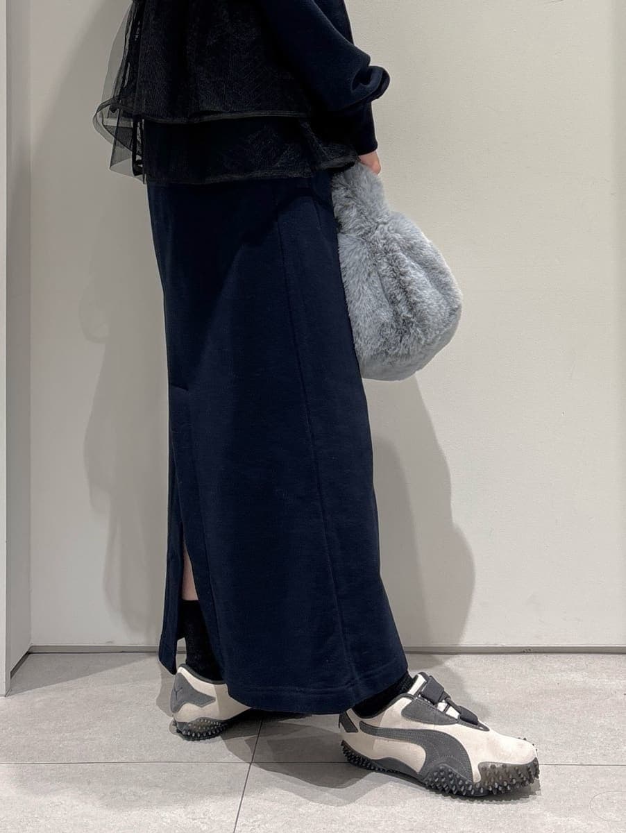 ブルー系のダッフルコート、ブルー系のワンピース、ブルー系のハンドバッグを着用したレディースの冬コーディネートの8枚目の写真