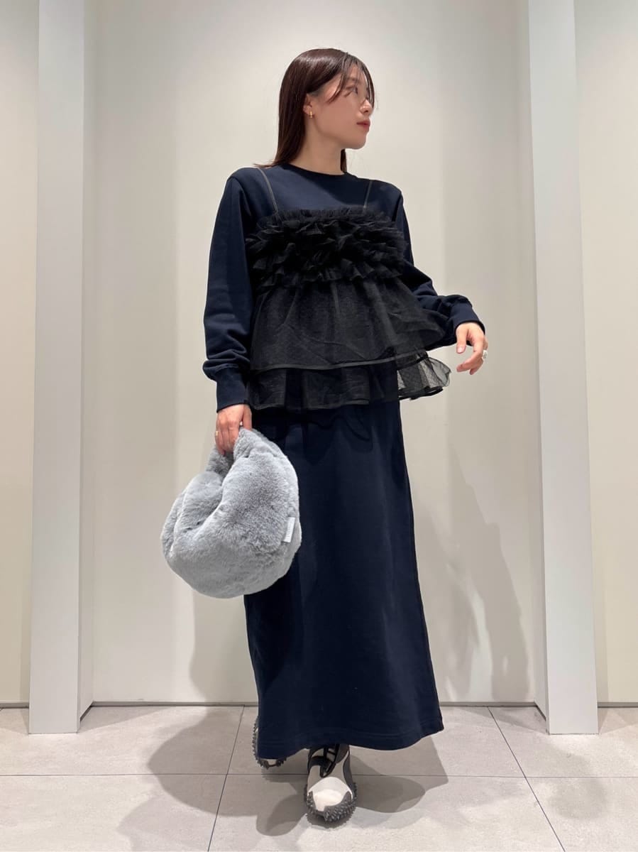 ブルー系のダッフルコート、ブルー系のワンピース、ブルー系のハンドバッグを着用したレディースの冬コーディネートの5枚目の写真