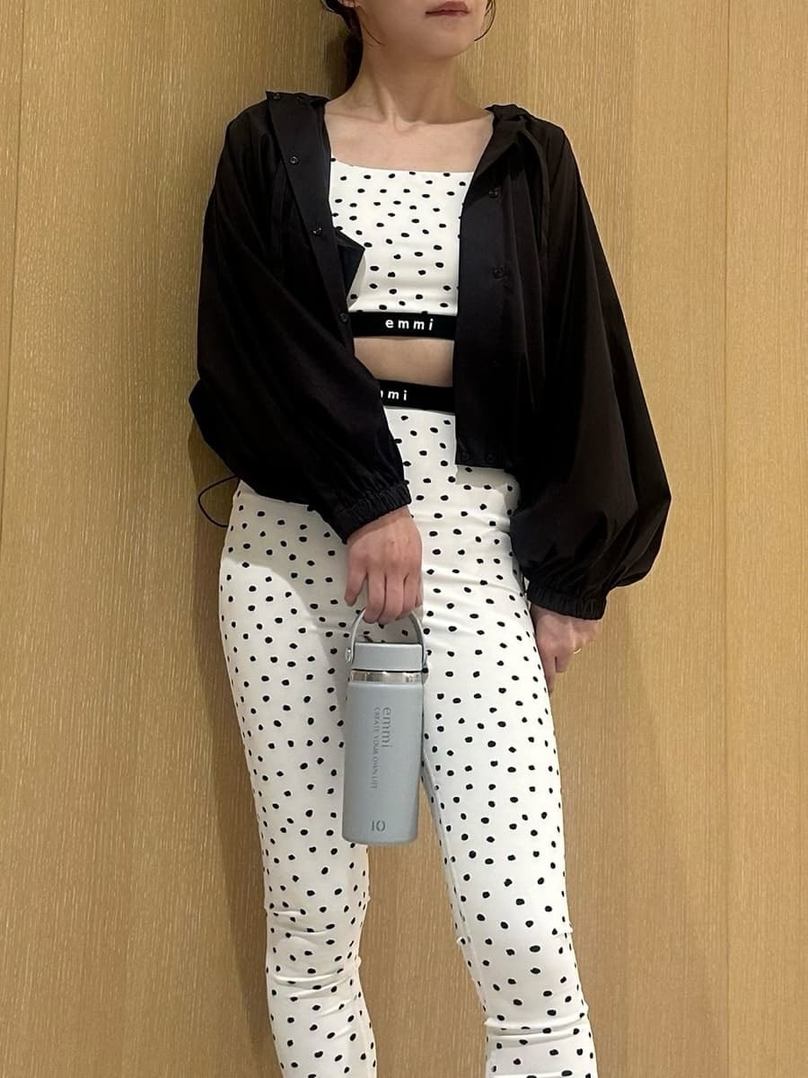 「大人カジュアル、ワンマイルウェア、ヨガウェア、骨格ナチュラル」｜「emmiのeco ドット柄ブラトップ（スポーツブラ、ホワイト系）」を使った、emmiさん（レディース・157cm）の春コーディネートの4枚目の写真