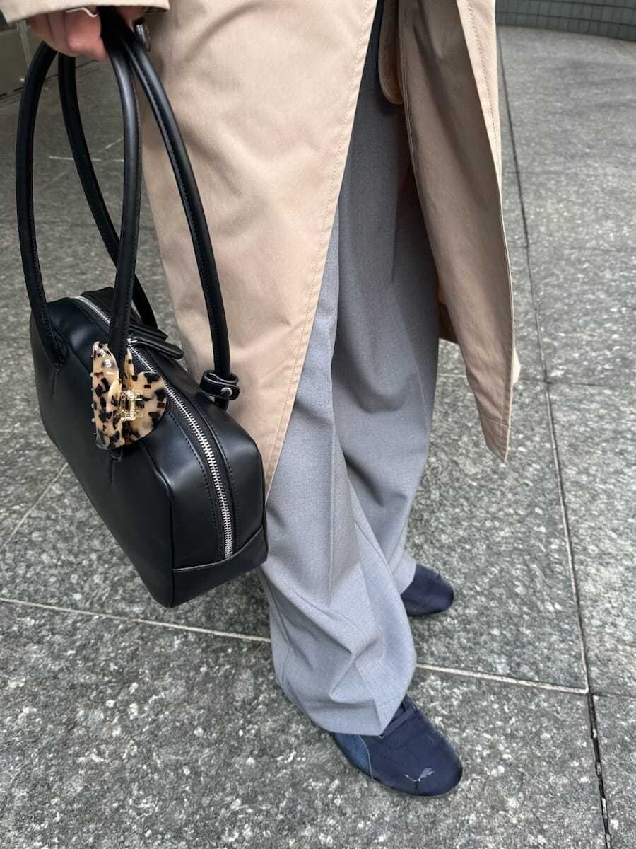 ブルー系のスニーカー、ブルー系のスニーカー、ブルー系のスニーカーを着用したレディースの冬コーディネートの7枚目の写真