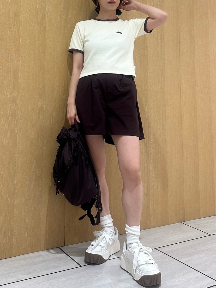 「UGG、大人カジュアル、ワンマイルウェア、骨格ナチュラル」｜「emmiの【prince|emmi】コンパクトリンガーTシャツ（Tシャツ/カットソー、ベージュ系）」を使った、emmiさん（レディース・157cm）の夏コーディネートの5枚目の写真
