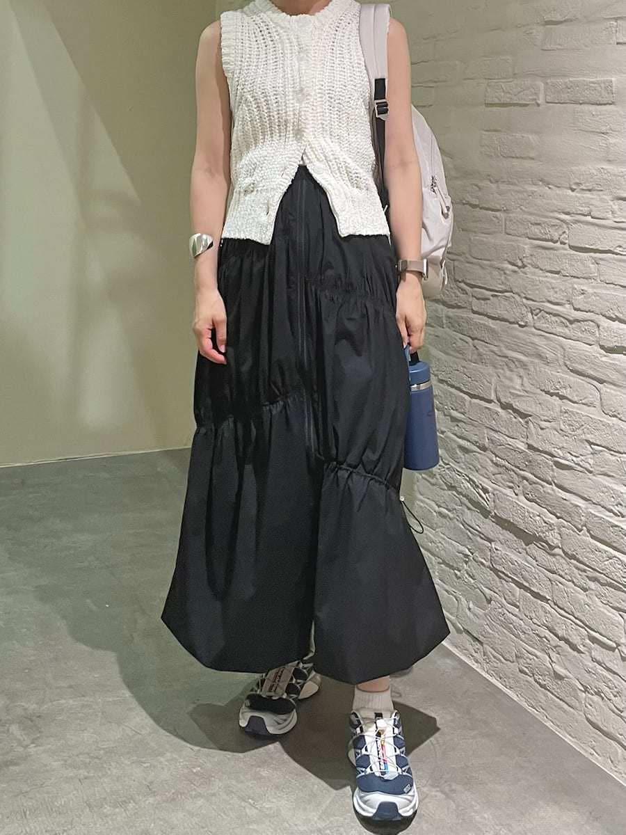 ブルー系のスニーカー、ブルー系のスニーカー、ブルー系のスニーカーを着用したレディースの夏コーディネートの2枚目の写真