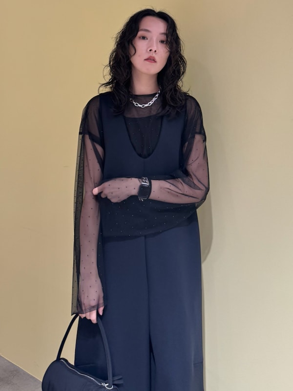 「ブラック、セットアップ、シアー、大人カジュアル、バッグ、サロペット、ジャケット、ストレッチ、ウォッシャブル、骨格ナチュラル」｜「emmiのeco ダンボールコクーンコンビネゾン（つなぎ/オールインワン、ブルー系）」を使った、emmiさん（レディース・165cm）の冬コーディネートの8枚目の写真