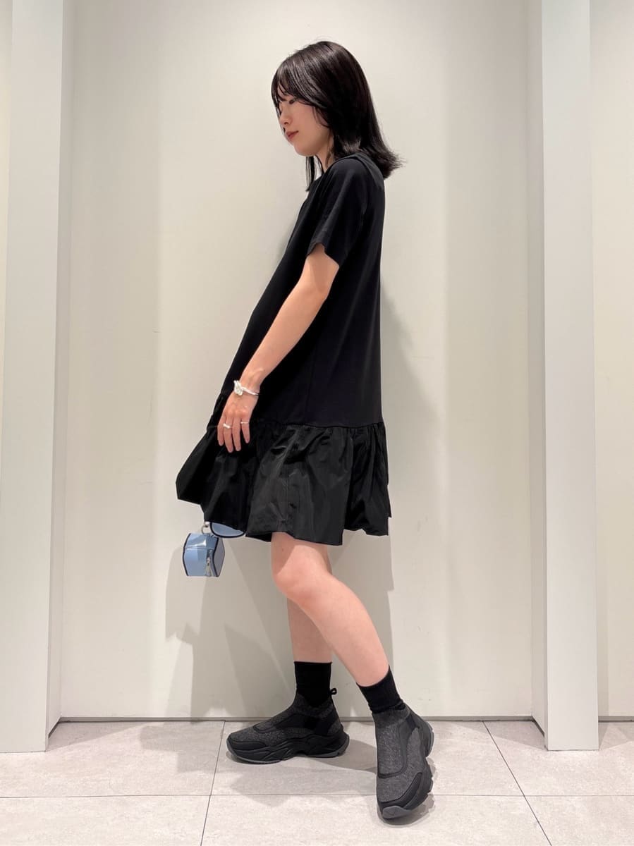 ブラック系のワンピース、ブルー系のボストンバッグ、ブルー系のショルダーバッグを着用したレディースの夏コーディネートの2枚目の写真