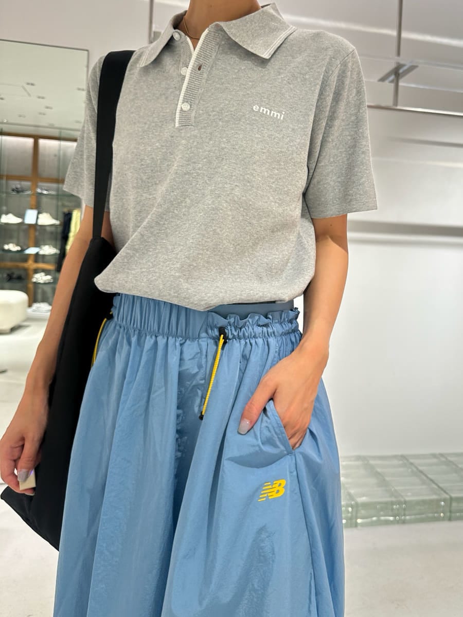 「New Balance、シアー、大人カジュアル、バッグ、スカート、ニット」|「emmiのemmiロゴニットポロトップス(ポロシャツ、グレー系)」を使った、emmiさん(レディース・161cm)の夏コーディネートの6枚目の写真