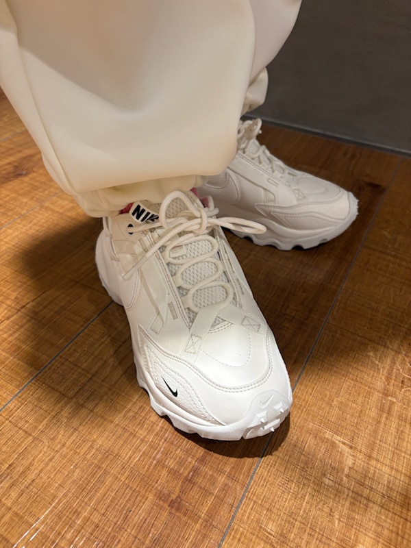 「セットアップ、SETアイテム、NIKE、UVカット、ウォッシャブル」|「emmiの【IPSA/emmi】ダンボールフーディートップス(パーカー、イエロー系)」を使った、emmiさん(レディース・161cm)の冬コーディネートの6枚目の写真