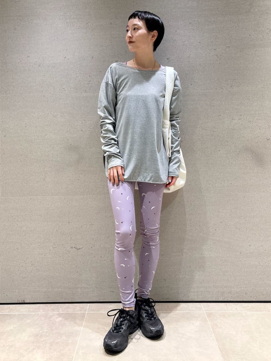 ブラック系のスニーカー、ブラック系のスニーカー、ブラック系のスニーカーを着用したレディースの秋コーディネートの2枚目の写真